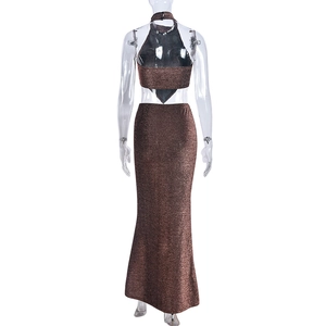 Détail d'un ensemble marron pailleté avec haut dos nu et jupe longue moulante et scintillante