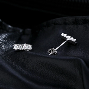 Boucles d'oreilles en argent 925 avec moissanite couleur D sur fond de cuir noir luxueux