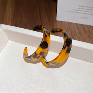Élégantes boucles d'oreilles créoles en acétate écaille de tortue au style ambre vintage