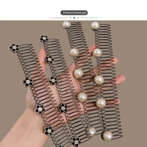 Detalle de peines de camelia con perlas para peinado y arreglo del cabello