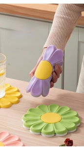 Flexible daisy silicone placemat showing high resilience and heat resistance in detail
