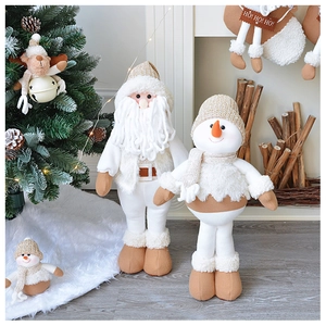 Dettaglio delle texture in maglia e pelliccia sintetica sui pupazzi di Babbo Natale e pupazzo di neve