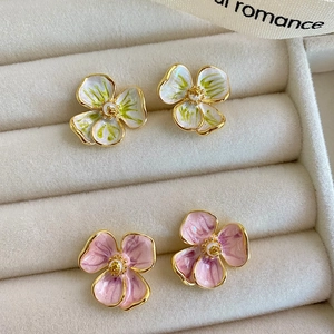 Boucles d'oreilles fleurs en émail violet et vert avec dorure et ruban élégant