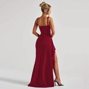 Détail d'une robe de soirée bordeaux dos nu avec fines bretelles et fente haute