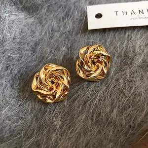 Orecchini a perno a forma di rosa dorata astratta con petali a spirale su peluche