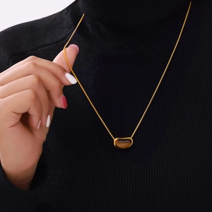 Collier grain de café doré avec pierre oeil de tigre sur col roulé noir pour femme