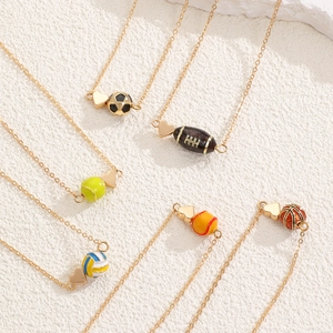 Collection de colliers sportifs avec pendentifs cœur en styles basket, football et baseball