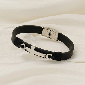 Bracelet en cuir hip hop avec croix en acier inoxydable sur fond de soie blanche élégante