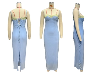 Detailansicht hellblaues Kleid mit Schnürung hinten, gelber Spitze und Gehschlitz