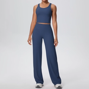 Dettaglio del set yoga blu scuro con canotta a scollo a U e pantaloni sportivi ampi
