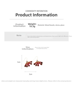 Détail de boucles d'oreilles ethniques en perles de bois avec échelle de taille 5 cm