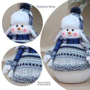 Dettaglio del maglione blu e della trama in polistirolo del pupazzo di neve