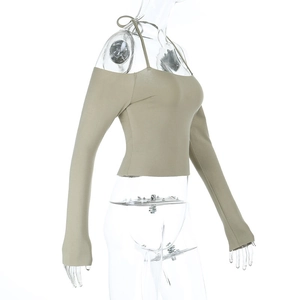 Detail der Strickstruktur und des schulterfreien Neckholder-Designs auf einem khakifarbenen Oberteil