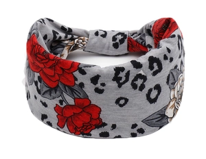 Détail d'un bandeau de yoga gris élastique avec imprimé léopard et motif de roses rouges