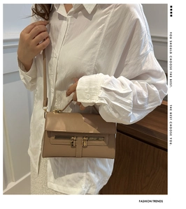 Détail du sac en cuir PU kaki avec double fermeture éclair et bandoulière sur un mannequin