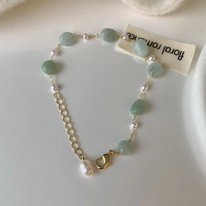 Bracciale regolabile in oro con pietre di aventurina verde e perle bianche da donna
