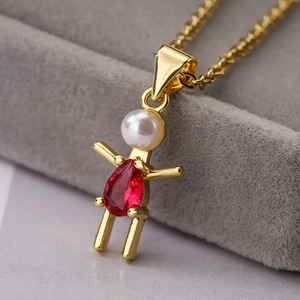 Collier avec pendentif figurine de garçon en or, tête en perle et zircon rouge