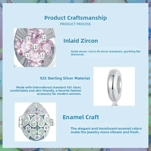 Détail du pendentif œuf de Pâques en argent 925 avec zircon rose et émail bleu