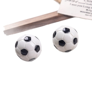 Boucles d'oreilles puces en forme de ballon de football en résine noire et blanche