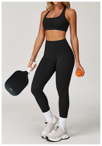 Detail von hoch taillierten schwarzen Yoga-Leggings und Sport-Bra-Set für Pickleball