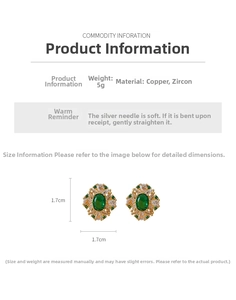 Détail de boucles d'oreilles losanges plaquées or avec zircon vert et tiges en argent 925