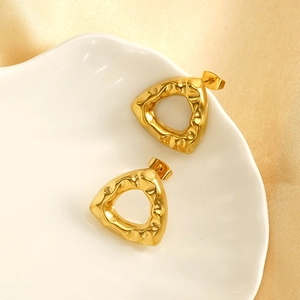 Boucles d'oreilles triangles dorées texturées en acier titane minimaliste pour femme