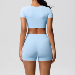 Rückansicht eines hellblauen Yoga-Sets mit Kurzarm-Oberteil und High-Waist-Shorts