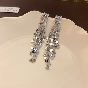 Nahaufnahme von Vintage Quastenohrringen mit silbernen Pailletten und Zirkonsteinen