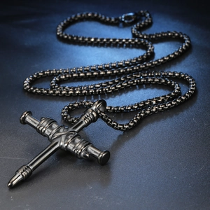 Collier pour homme en acier titane noir avec pendentif croix au design clou punk