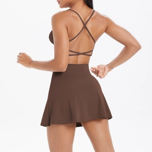 Détail du soutien-gorge de sport dos croisé et jupe de tennis plissée couleur café
