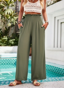 Détail du pantalon large vert à taille haute élastique avec smocks et poches latérales