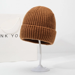 Bonnet en maille côtelée marron pour hommes avec revers pour protection hivernale chic