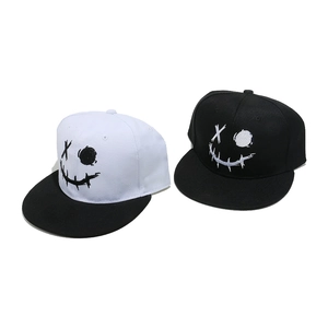 Dettaglio dei cappellini snapback hip-hop con ricamo a forma di faccina graffiti