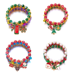 Detailansicht bunter Weihnachtsperlenarmbänder mit festlichen Emaille-Anhängern
