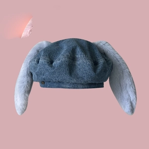 Détail d'un béret en jean avec de douces oreilles de lapin en peluche et texture de tissu