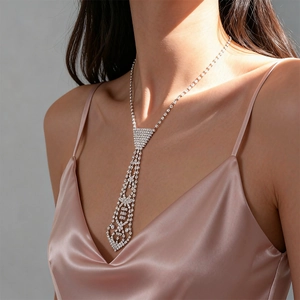 Collier en forme de cravate en argent serti de strass et perles sur mannequin