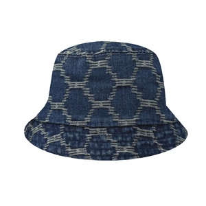 Nahaufnahme eines dunkelblauen Denim-Anglerhuts mit grauem, geometrischem Jacquard-Muster