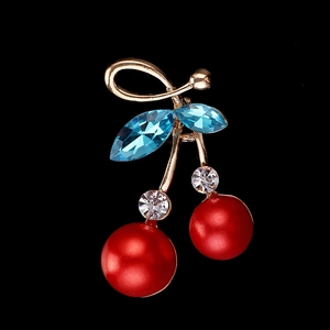 Eleganter Kirsch-Anstecknadel mit roten Perlen, blauen Kristallen und goldener Veredelung