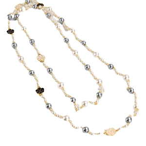 Long collier de perles multicouche élégant avec pendentifs fleurs de camélia noir