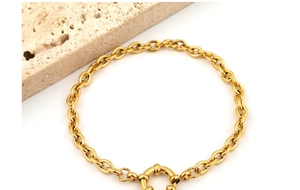 Détail de la chaîne trombone en acier inoxydable plaqué or 18K avec fermoir marin