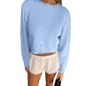 Gilet en tricot bleu clair avec boutons à boutonnage simple et poignets côtelés sur fond blanc