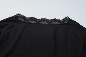 Dettaglio dello scollo quadrato con delicato bordo in pizzo nero su un top slim fit