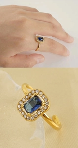 Détail de la bague ajustable en or avec pierre bleue taille émeraude et diamants pavés