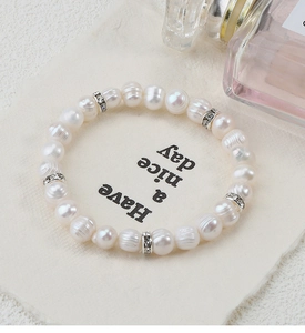 Dettaglio del braccialetto di perle d'acqua dolce naturali con distanziatori in strass