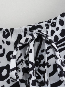 Detail van zwart-witte dierenprint stof met vetersluiting en metalen ogen op de top