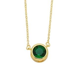 Détail du collier en or 18 carats avec zircon rond vert émeraude serti clos élégant
