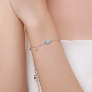 Bracelet élégant en argent sterling S925 avec opale bleue et accents en zircon