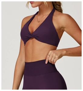 Détail de l'ensemble de yoga prune avec col licou torsadé et legging taille haute