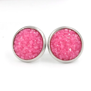 Gros plan de boucles d'oreilles 12mm en résine rose et base en acier inoxydable