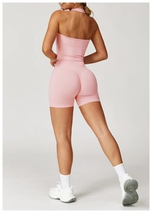 Vue détaillée de l'ensemble de sport rose sans couture avec haut dos nageur et short yoga